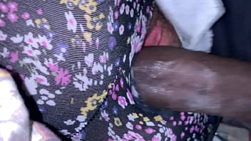 BBCの義父は、若い義理の娘がポルノを見ているのを見つけ、彼女の小さなピンクの処女のオマンコに2回中出しする