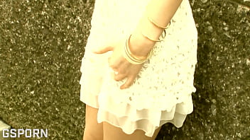 セクシーな日本の若い女の子が熱いチンポに犯されるインタビューと4P