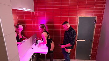 ナイトクラブの公衆トイレのカメラ：見知らぬ人とのセックス
