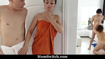 、二人のホットな継母が継子を交換する完璧な口実 - Momswitch