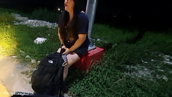 彼女は道端にいて、一晩一緒にいようと誘ってくる