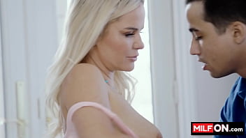 天然巨乳ブロンドは興奮して義理の息子の巨大なチンコをファック - スリムシック・ヴィック、リッキー・スペイン