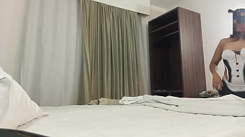 メイドがホテルのベッドメイキングに来ました、私は我慢できずに来るまでフェラを求めました - ソーランド