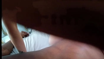 興奮した小さなアジアが初めての黒人巨根をファック