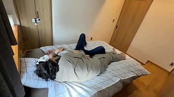 Quando ho fatto venire continuamente la mia moglie infedele con un massaggiatore elettrico e un cazzo, mi è sembrato di sentirmi davvero bene.