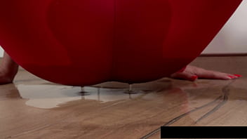 Bagnato e piscio - MILF sensuale