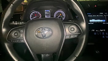 タクシー運転手が大きなミルクのようなおっぱいを持つ美しい熟女とセックスする