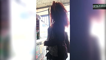 곱슬 머리를 가진 성숙한 MILF가 창고에 갇혔습니다. 그녀는 빚을 갚는 대가로 배가 아플 때까지 그가 엉덩이를 부러뜨리는 데 동의합니다.