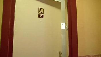 2人の熟女とおばあちゃんが黒人の太いチンポをあらゆる穴に挿入
