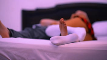 両親が家にいない間に、教師は授業後オフィスで生徒と性交する。