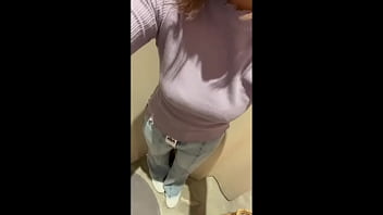 【更衣室でオナニー】 隣で着替えてる人にオナニーしてるのバレそうになりました...
