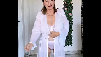 ダンスの喜び: 巨乳おばあちゃんがセクシーなランジェリーで踊る