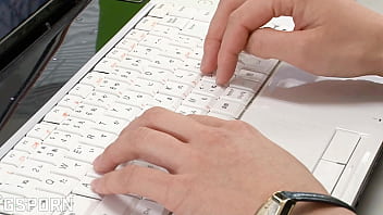 東京のオフィスでセックスする日本人秘書の4P