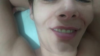 若い 18 歳が非常に魅力的な継母に処女を失う