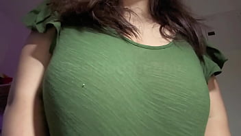 興奮したインド人のおばさんのホットな妻がファンに大きなおっぱいを見せる | XXX ソロ セックス ビデオ