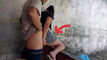妻が出て行ったので、ホットな背の低いメイドが私のペニスを受け取り、自宅エリアで彼女の中に入れました