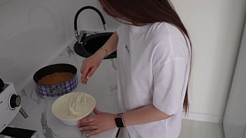 義理の兄は、異父兄が異母妹のケーキを作ることを許可しませんでした。