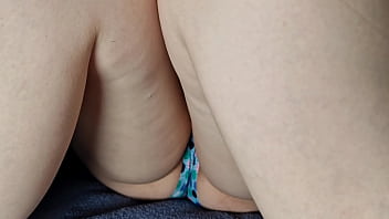 滑りやすいステップの満足感：パンティプレイと脈打つ快感