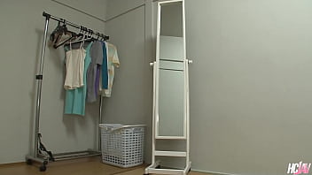 日本の可愛いあずみ恋がオイルを塗られて激しく犯される