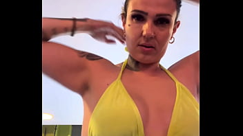Sono quasi stato cacciato dalla palestra di fronte alla spiaggia di Copacabana! Perché si sta allenando con un bikini perizoma trasparente e la sua figa rosa è tutta bagnata!