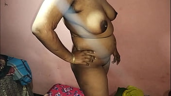 かわいいインド人の義理の妹が完璧なフェラチオをして口の中で射精してくれました