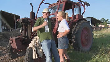ヴァレンティーナはスカートを脱がずにトラクターのそばでアナルセックスをする