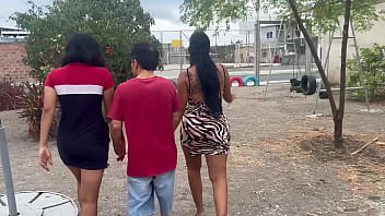 公共の公園でセックス、老人と大きなお尻を持つ若い巨乳女性2人 - 本物のアマチュア自家製3P