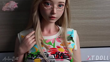 かわいいブロンドは、若くてタイトなオマンコを特大のチンコの変態たちに捧げる準備ができています
