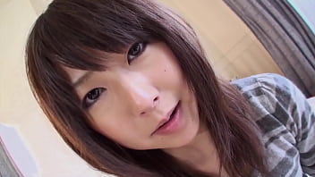 18歳のアジア人若い女性が同僚からチンポを詰め込まれ中出しされる