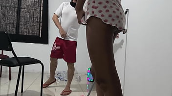 清掃員が勤務時間中に上司を誘惑する。男は上司に官能的なタッチをし、彼女のおっぱいを吸う