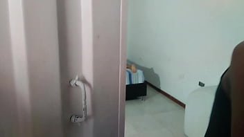 インド人の女性が私の家にやって来た。義理の妹だという。セクシーな服を着た彼女が私のベッドにいた。彼女は私が彼女の中に射精するまで激しくセックスするのが好きなのだ - スペイン語の自家製ポルノ