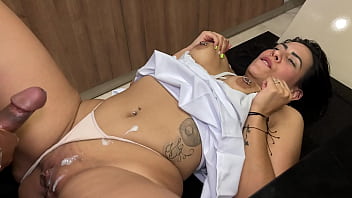 ラテン系熟女の隣人がオフィスのエレベーターで若いBBC男と異人種間セックスをし、コンドームを外して膣中出しを要求する！カイレイ・エリッシュとシニア・マタモロス