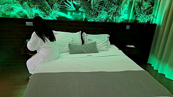 ラテン系熟女がぽっちゃりホテルの便利屋にオイルを塗って潮吹きさせる