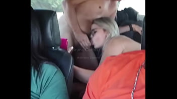 俺は車の中でホットなブロンドとセックスして、彼女の口の中に射精した、そしてお前の元カレはそれを全て撮影した