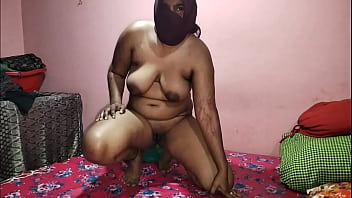 義母がコンドームをネットで注文し、義理の息子が彼女の現行犯を捕まえてコンドームを付けたままセックスした