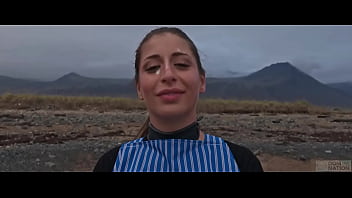 美しいイタリアの美女シルビア・ソプラノは、ノルウェーのビーチで映画のような冒険で激しく叩かれ、唾を吐き、変態プレイで乱暴に支配されました。