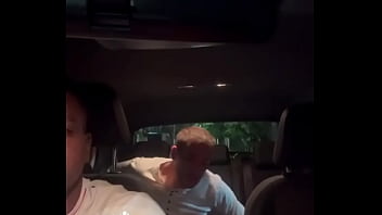 アジアのティーンが、寝取られ男の前で濡れたフェラチオとタイトなお尻でUberの乗車料金を支払う