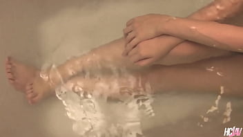 日本の美女水澤りのが男に素晴らしいフェラチオをする