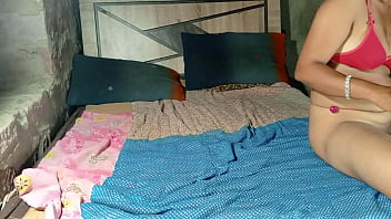 インドの村のガールフレンドとのロマンチックなセックスの完全なヒンディー語ビデオ