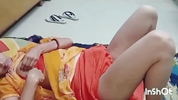 インドのエッチな女の子と彼女のボーイフレンドは両親に隠れてセックスを楽しむ