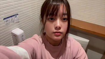 今日も隣でト◯レしてる人がいるのにオナニーしてやってはいけないことに興奮する女子◯生。