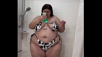 Luxuriousbbws - オイルを塗った巨乳美女がシャワーでオナニー