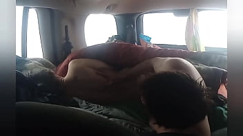 ウォルマートの駐車場で車内でセックス