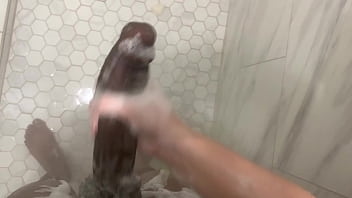 義理の兄は義理の妹がシャワーを浴びている間にバスルームに忍び込む。彼女は彼がスパイしているのを見つけ、彼を中に入れさせる。彼女のお尻はとても太く、マンコはとても濡れていて、あなたはすぐに射精してしまうだろう