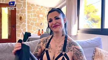 この45歳の熟女は体中にタトゥーが入っていて、いたずらな隣人に犯される！