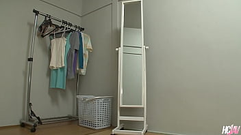 日本人女性あずみ恋が2本のチンポを受け入れる