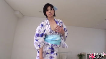 着物姿の日本人モデル、青山沙希が無修正で野外で硬いチンポをしゃぶる。