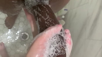 18歳のホットな好奇心旺盛な若い女性が義理の弟のモンスターチンポを掃除するのを楽しんでいます！彼女は5分で彼の大きなチンポを2回射精させました