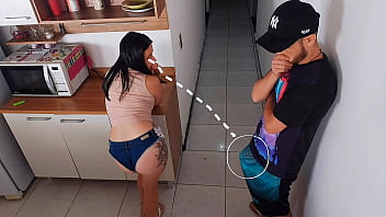 私は夫がシャワーを浴びている間に夫の親友とセックスをして浮気をしました。危険なセックスでした。
