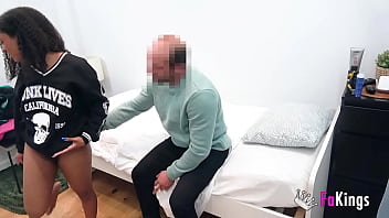 ゾーイ・ボンボンが友達を家に連れてくる...そして結局セックスしてしまう！